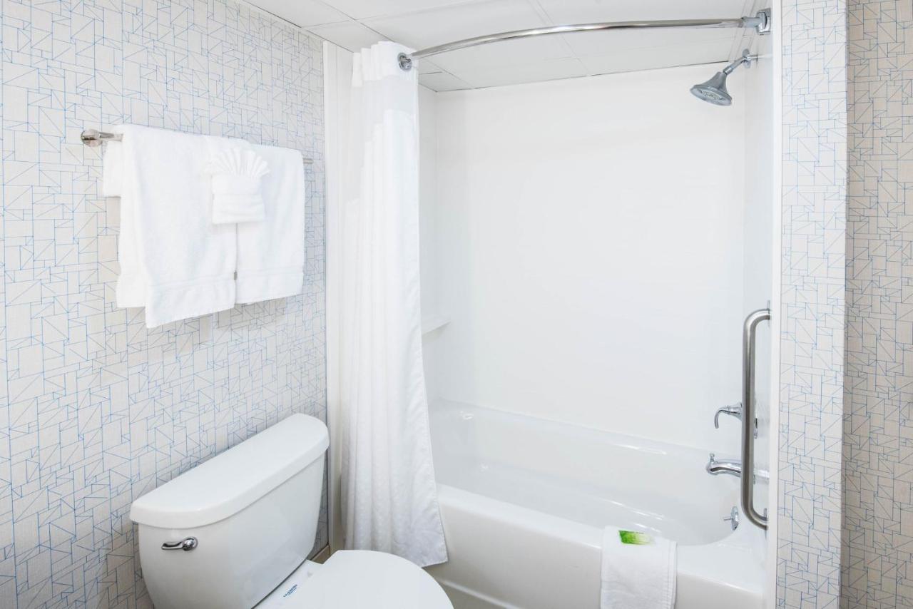 Holiday Inn Express Woodbridge By Ihg Avenel Buitenkant foto