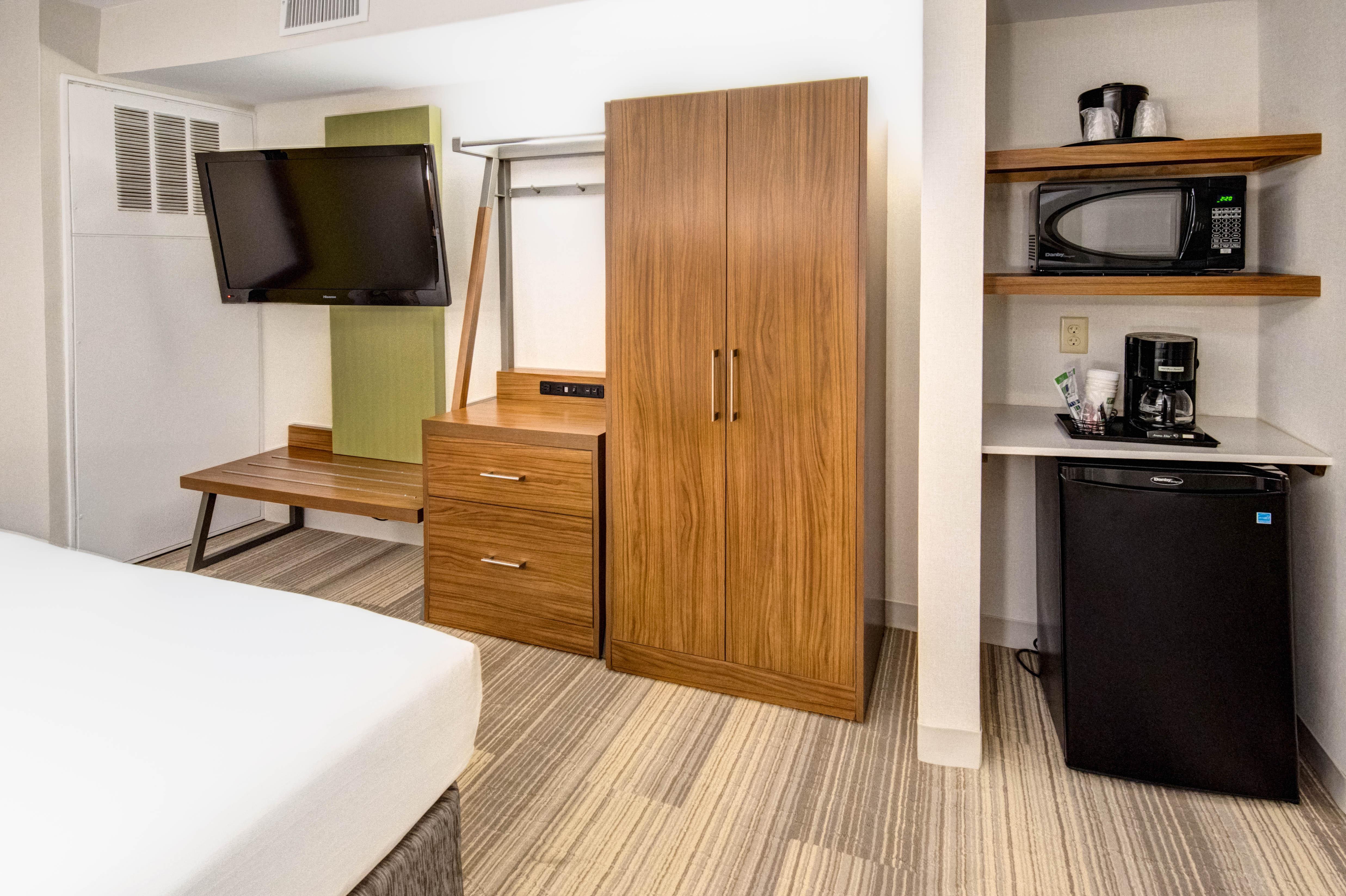 Holiday Inn Express Woodbridge By Ihg Avenel Buitenkant foto