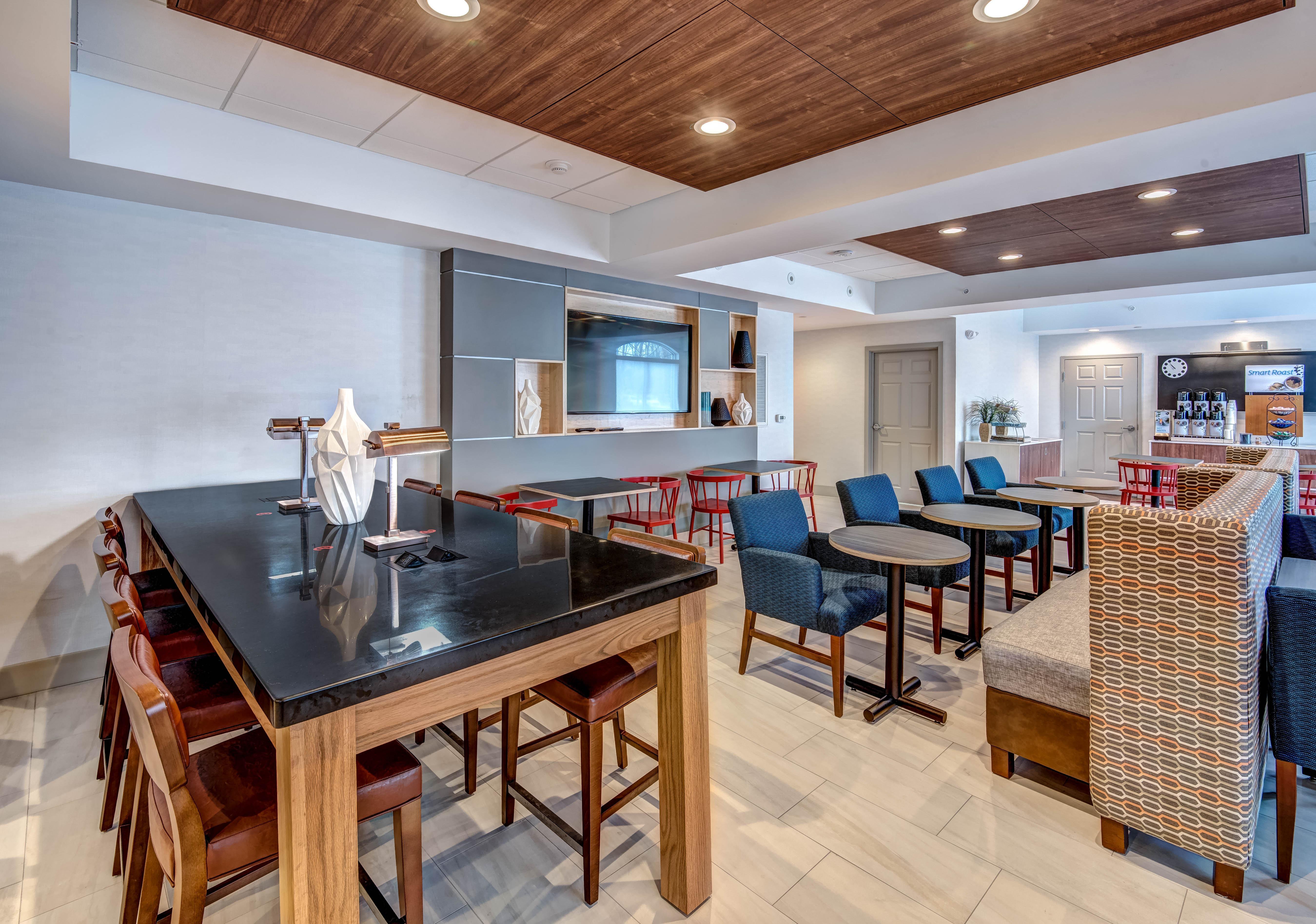 Holiday Inn Express Woodbridge By Ihg Avenel Buitenkant foto