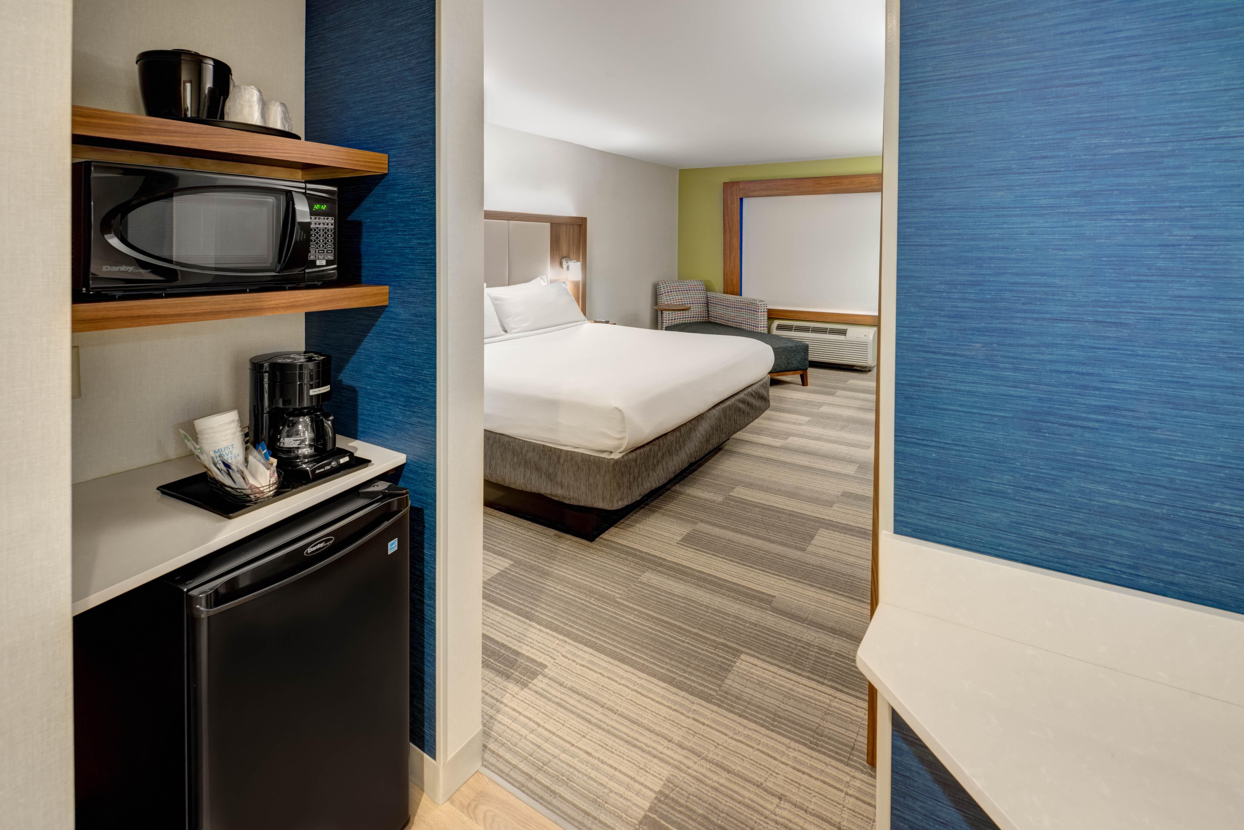 Holiday Inn Express Woodbridge By Ihg Avenel Buitenkant foto