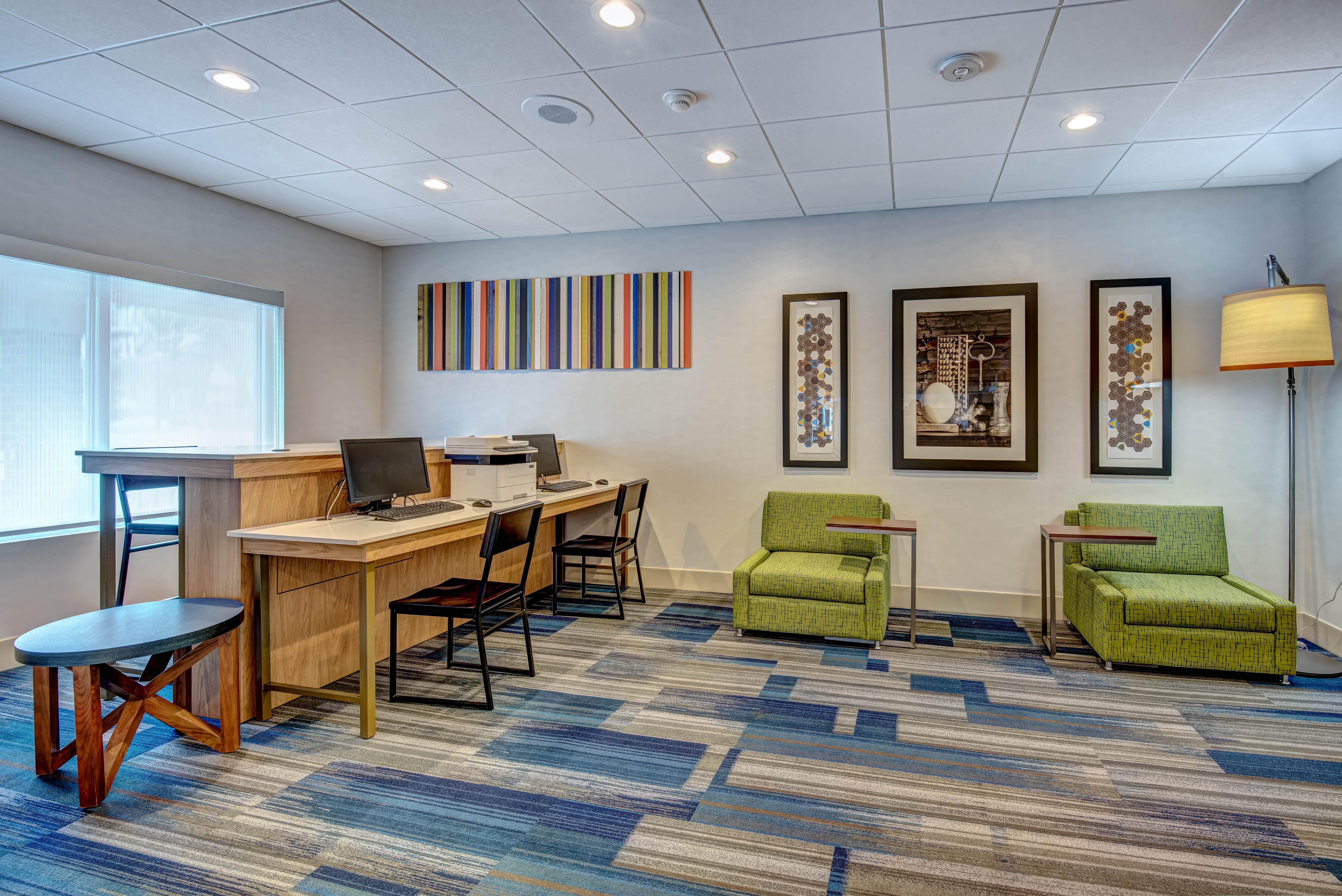 Holiday Inn Express Woodbridge By Ihg Avenel Buitenkant foto