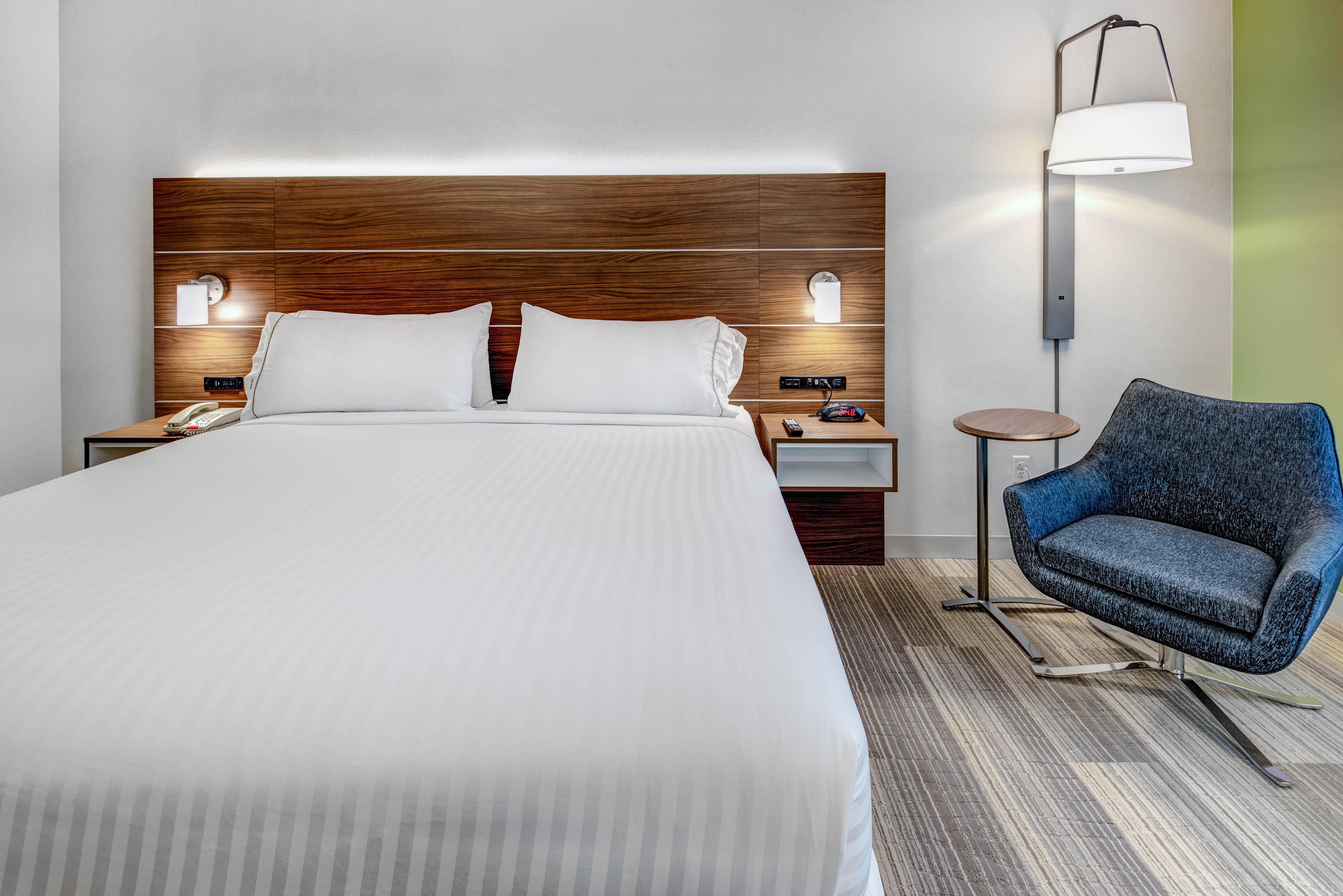 Holiday Inn Express Woodbridge By Ihg Avenel Buitenkant foto