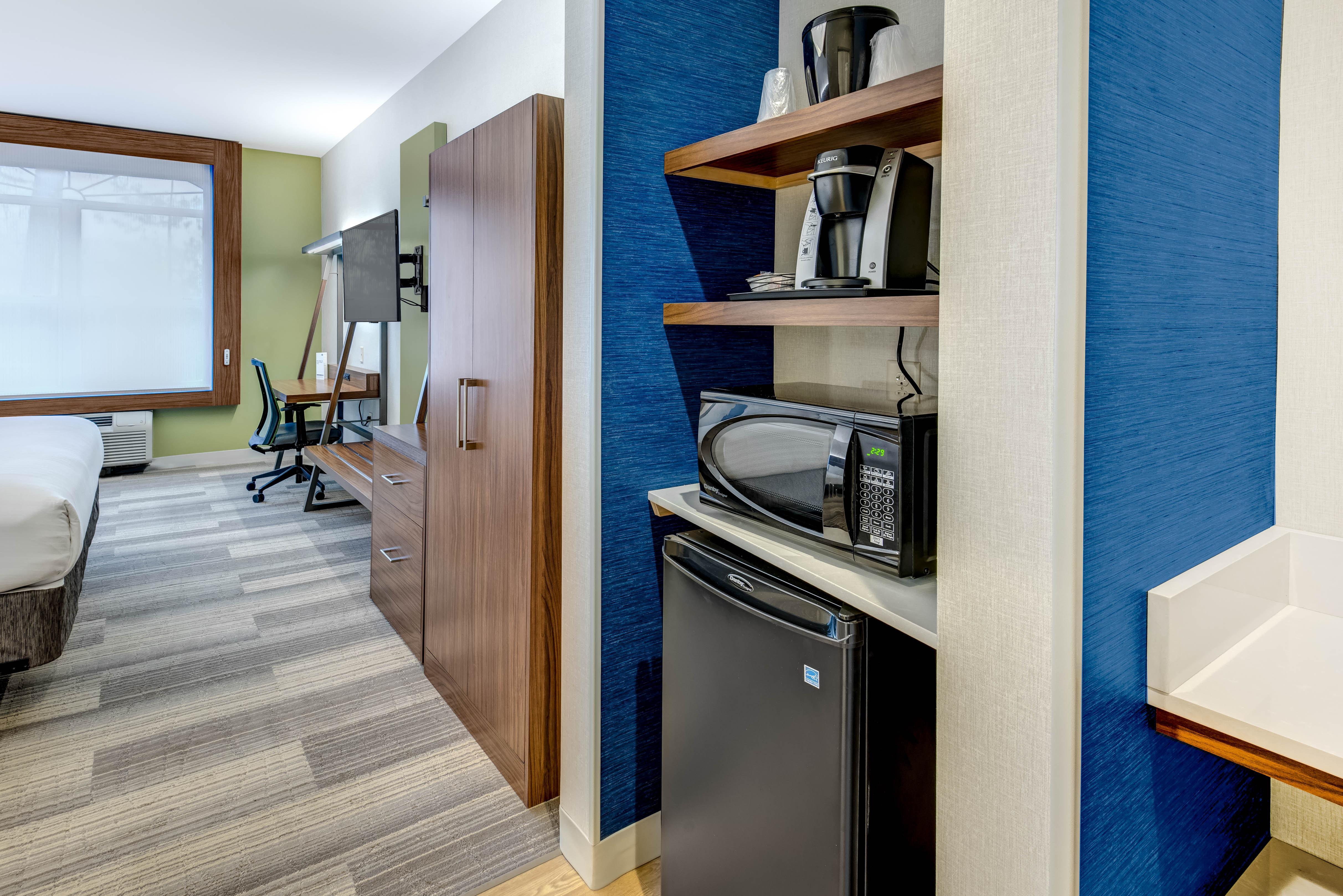 Holiday Inn Express Woodbridge By Ihg Avenel Buitenkant foto