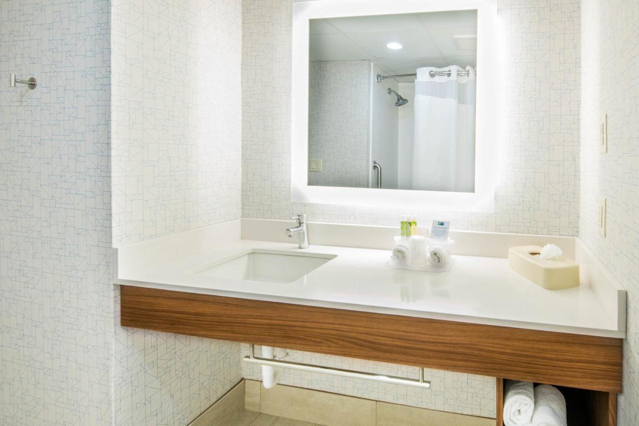 Holiday Inn Express Woodbridge By Ihg Avenel Buitenkant foto