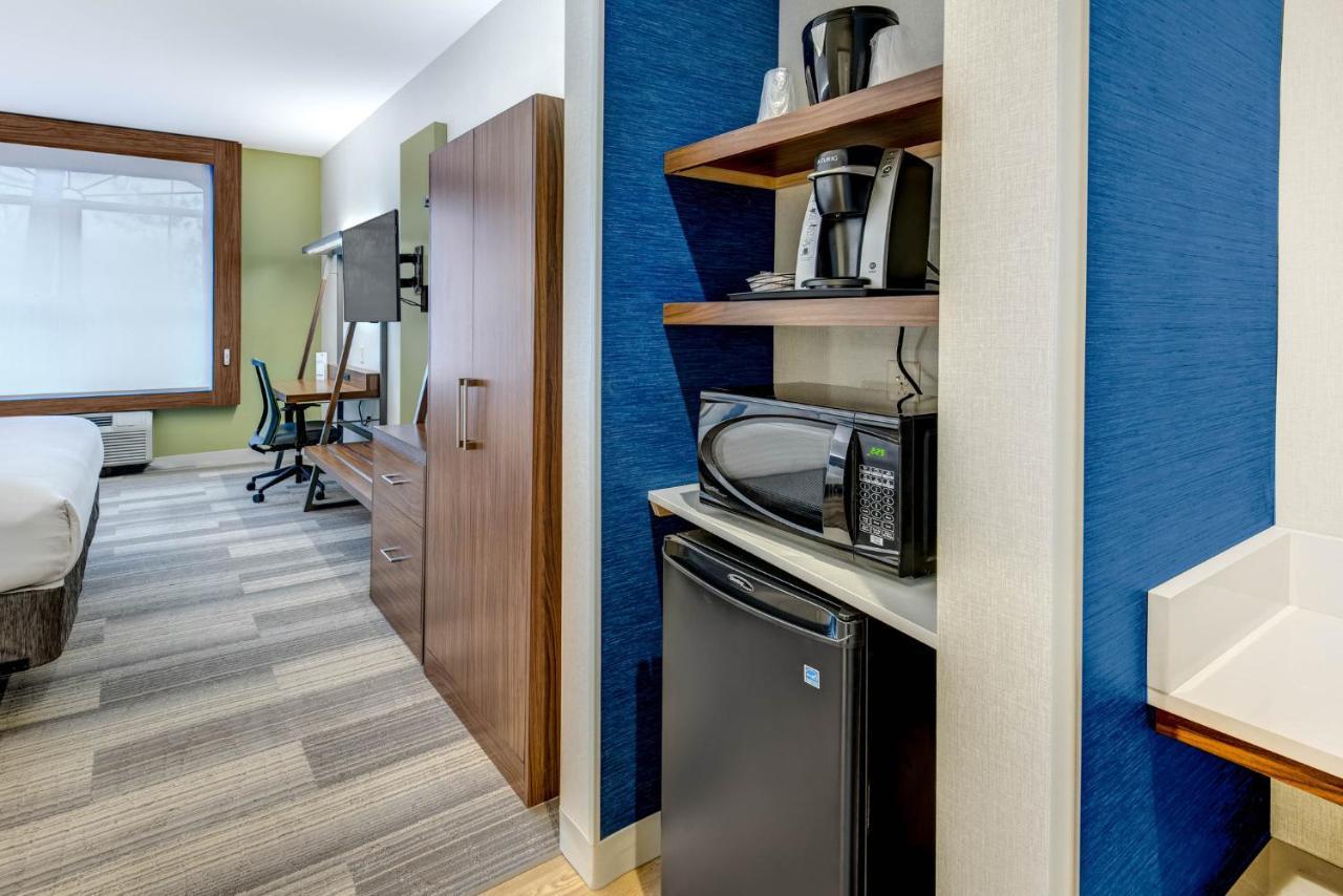 Holiday Inn Express Woodbridge By Ihg Avenel Buitenkant foto