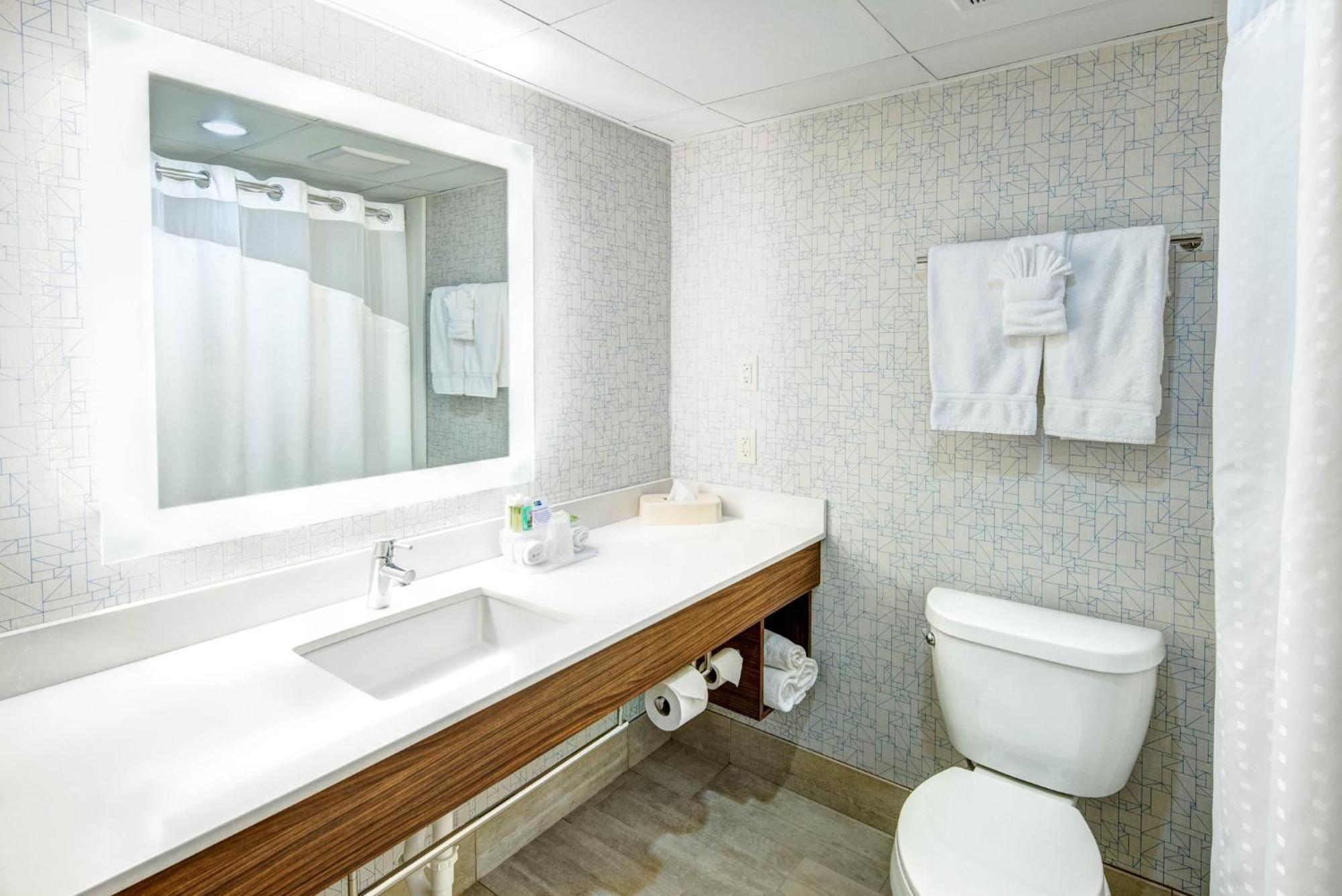 Holiday Inn Express Woodbridge By Ihg Avenel Buitenkant foto