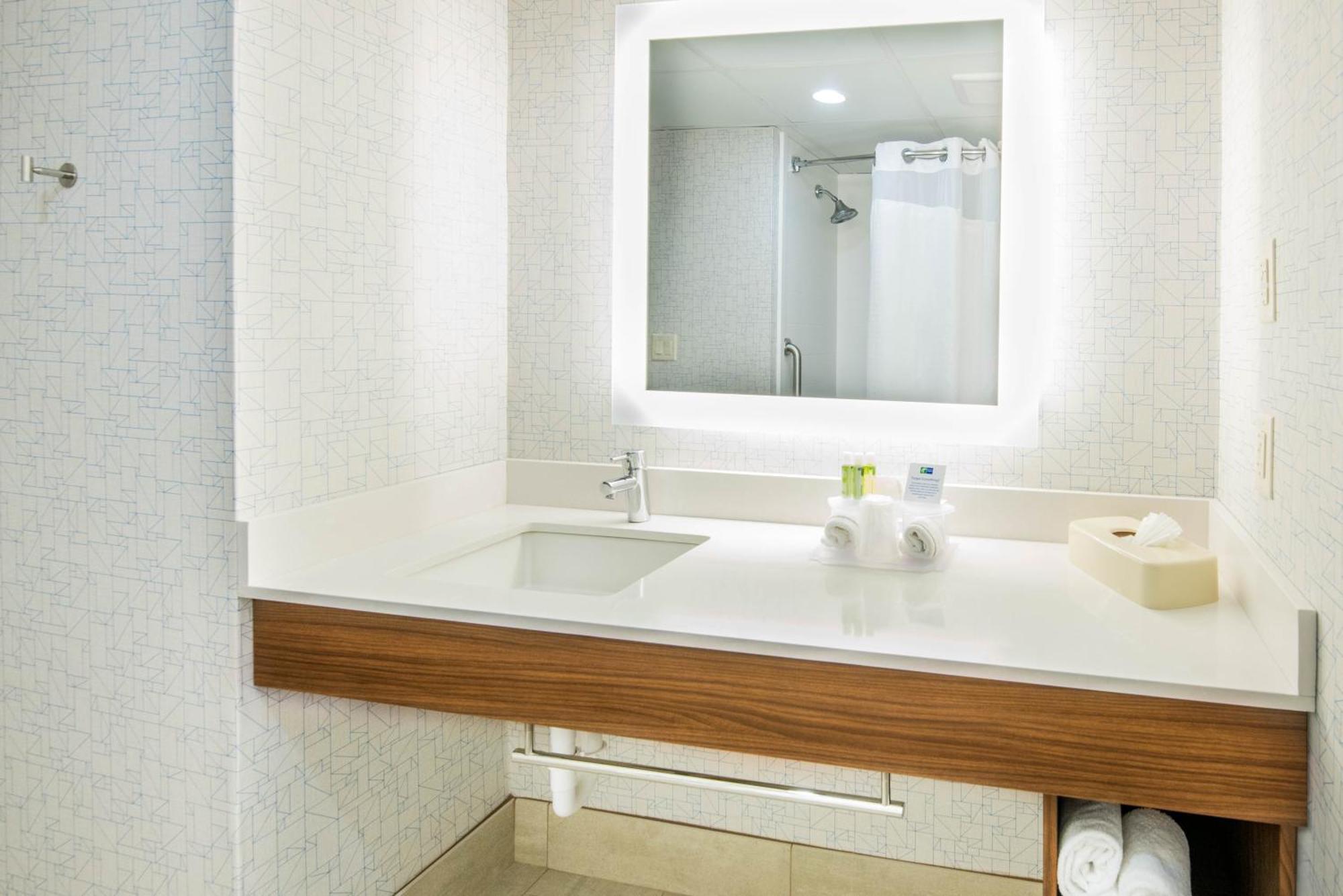 Holiday Inn Express Woodbridge By Ihg Avenel Buitenkant foto