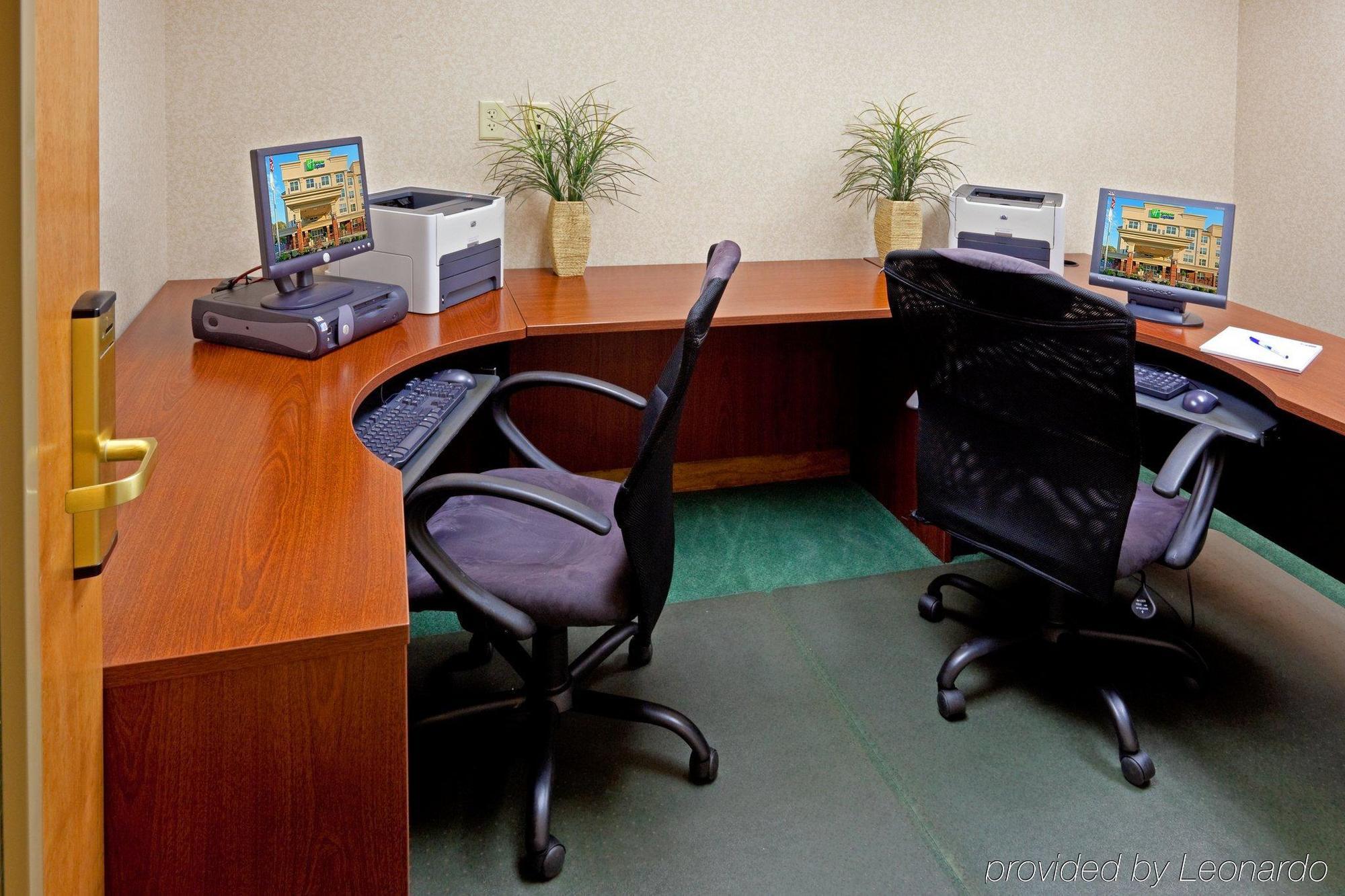 Holiday Inn Express Woodbridge By Ihg Avenel Buitenkant foto