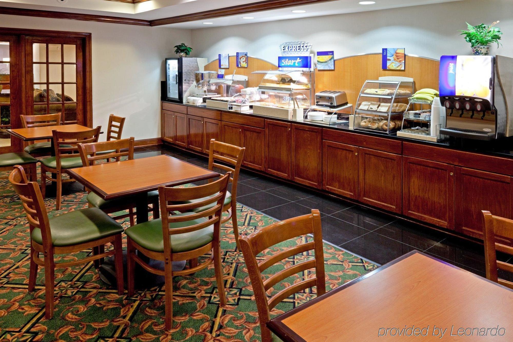 Holiday Inn Express Woodbridge By Ihg Avenel Restaurant foto