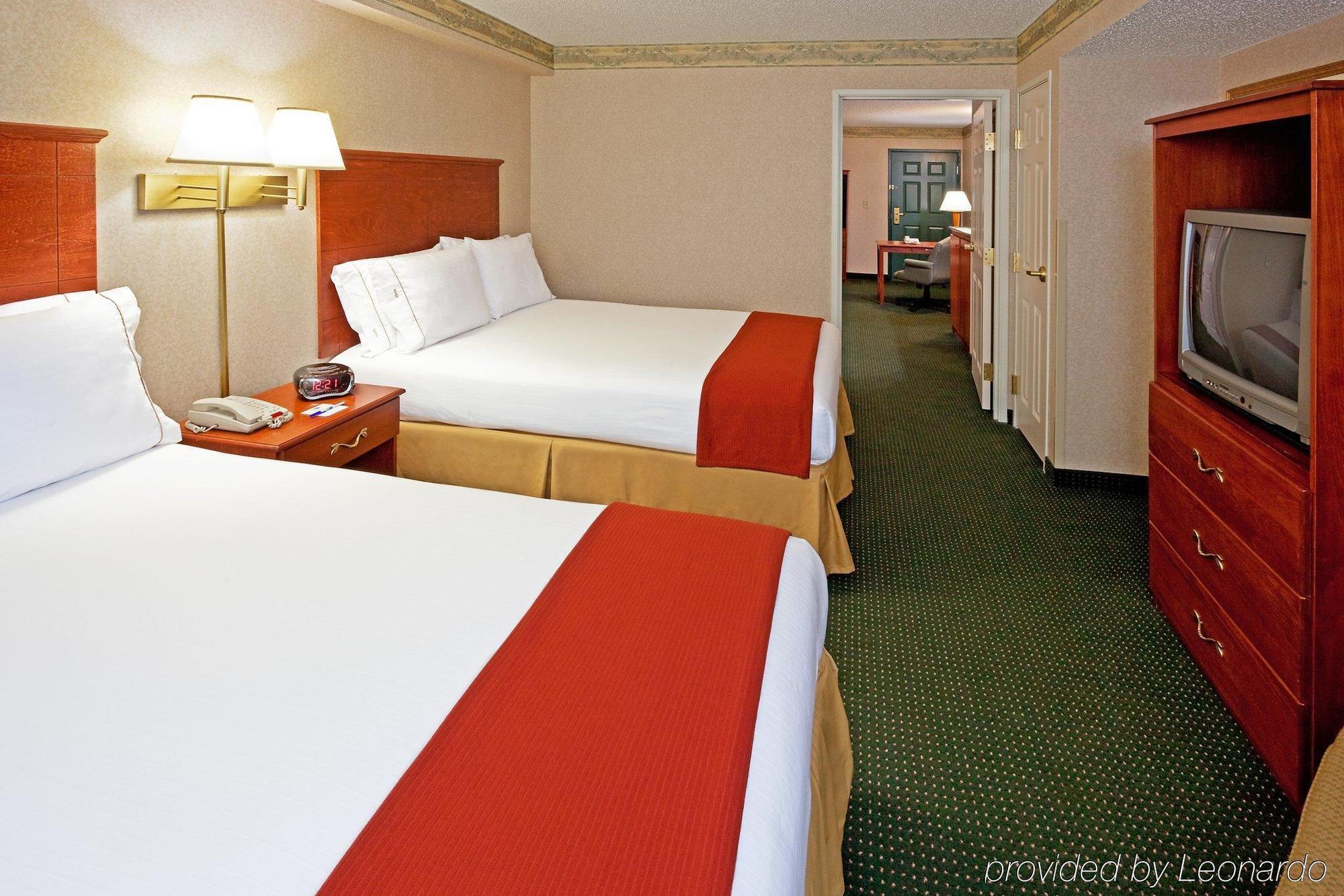 Holiday Inn Express Woodbridge By Ihg Avenel Buitenkant foto