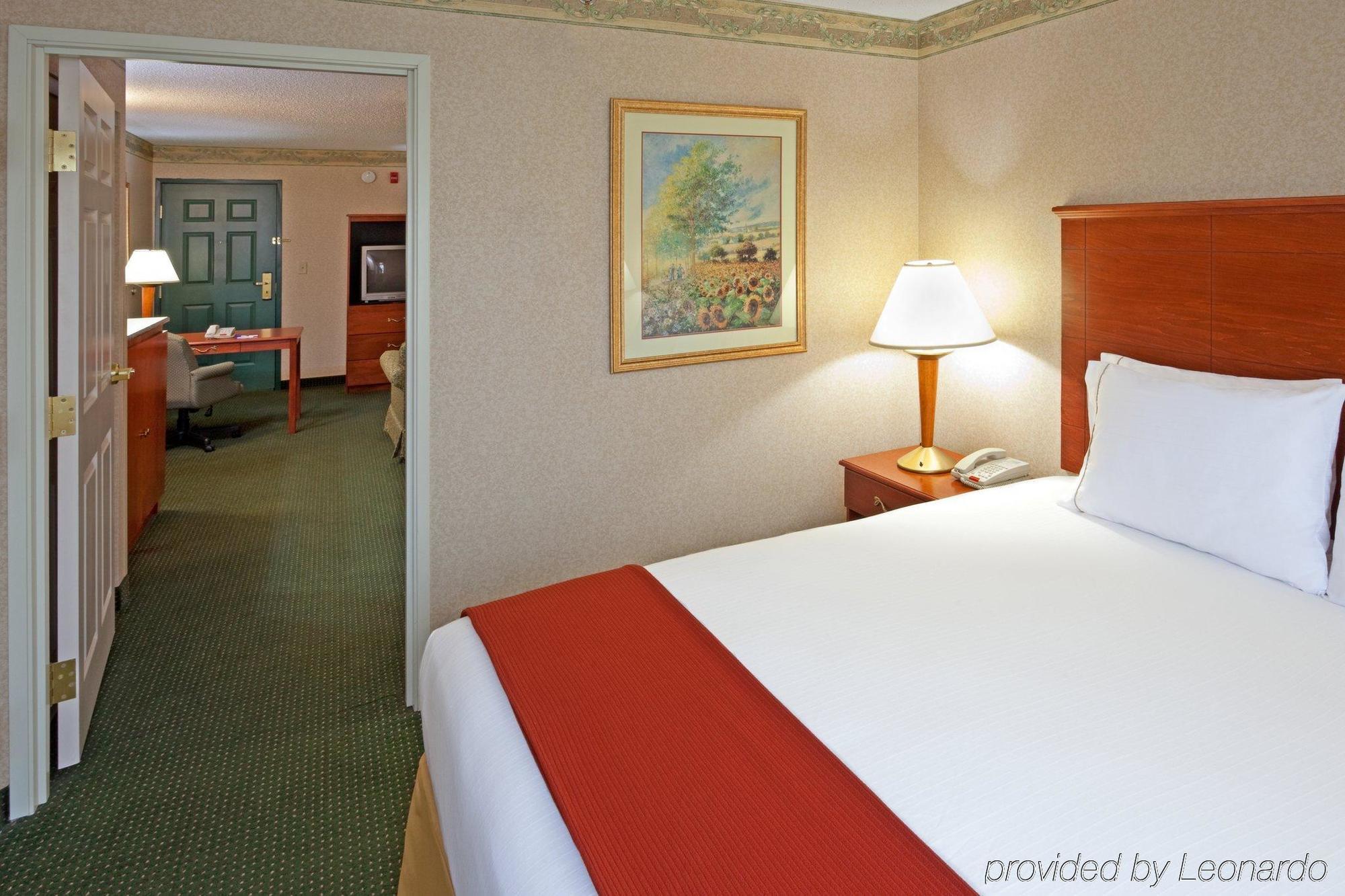 Holiday Inn Express Woodbridge By Ihg Avenel Buitenkant foto