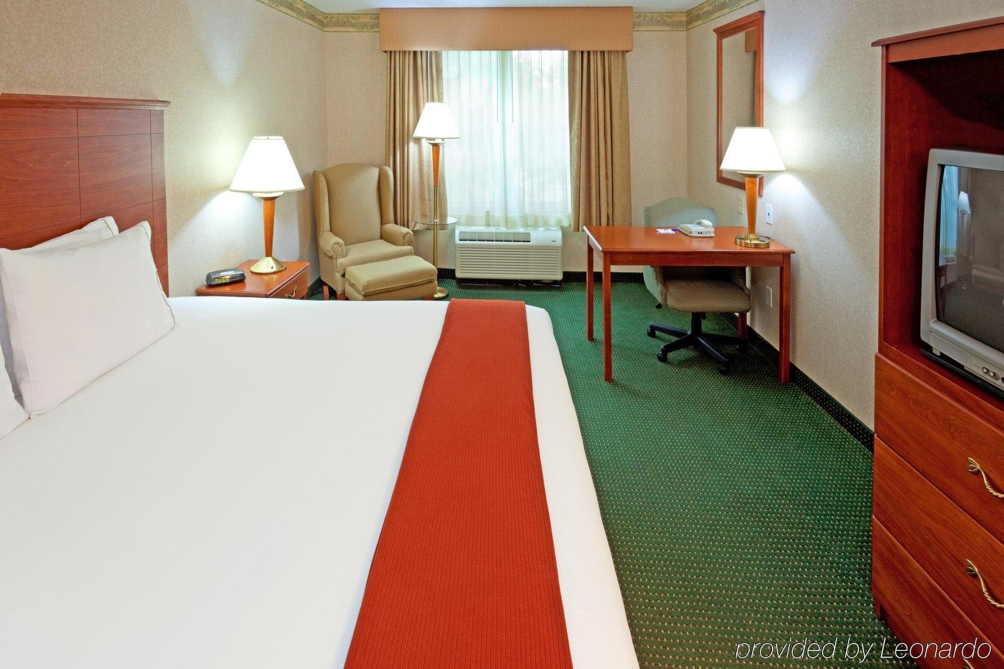 Holiday Inn Express Woodbridge By Ihg Avenel Buitenkant foto